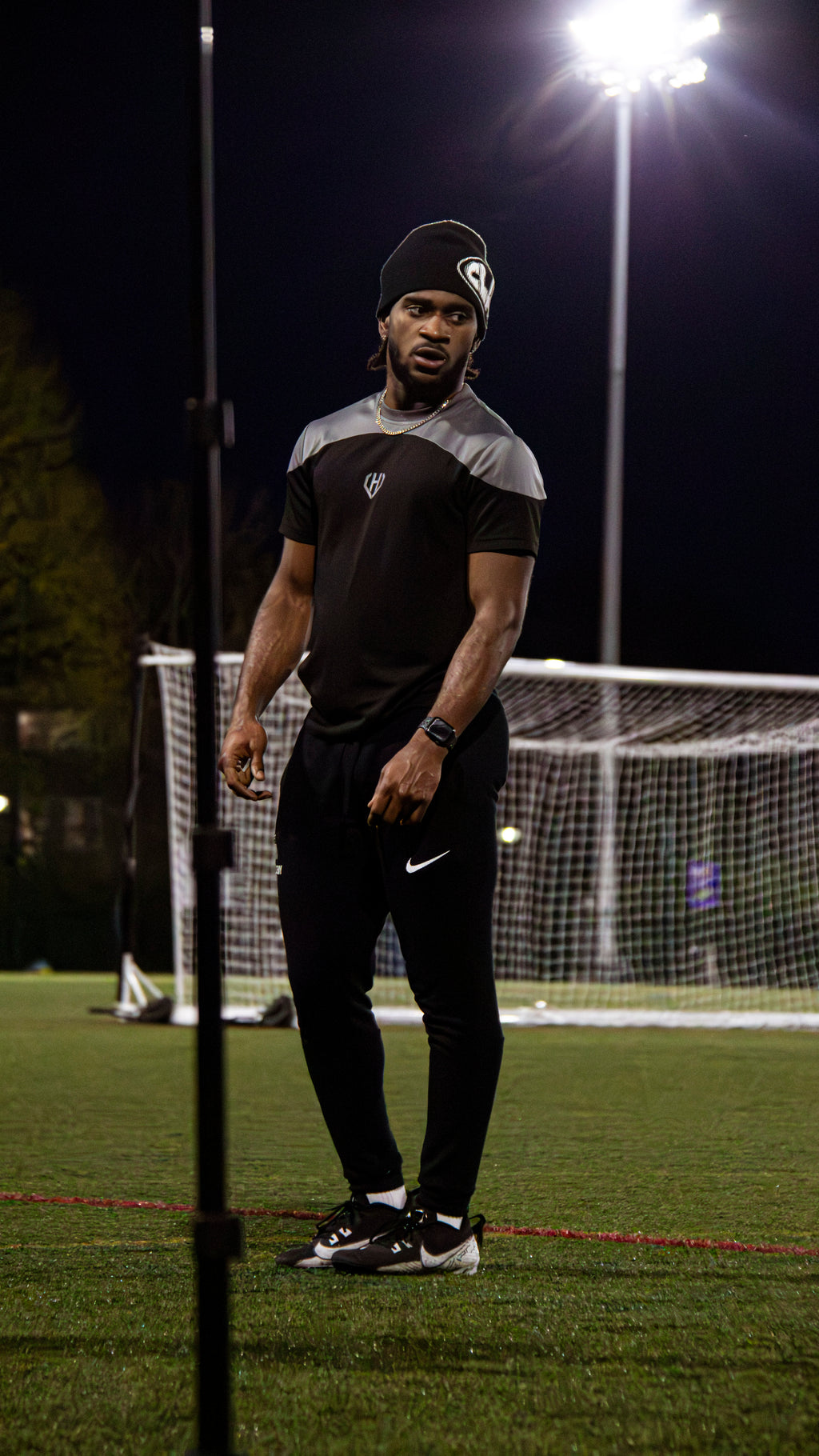 HALITE ARC.V2 short sleeve shirt in black, featuring a sleek design and comfortable fit, displayed on a model.